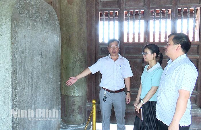 Lãnh đạo UBND xã Xuân Hồng kiểm tra thực địa, trao đổi về công tác bảo tồn nguyên trạng và xây dựng dữ liệu số hóa hệ thống văn bia Bảo vật quốc gia tại Chùa Keo Hành Thiện. Ảnh: Viết Dư