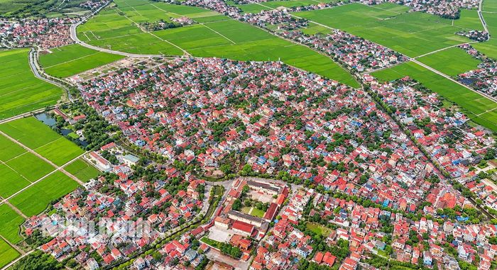 Nhìn từ trên cao làng cổ Hành Thiện tựa hình ảnh “cá chép vượt vũ môn”. Ảnh: Viết Dư