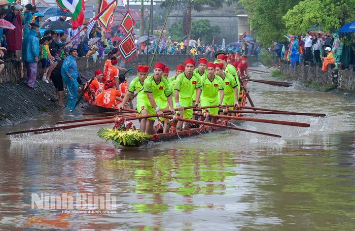 Bơi trải đứng - nét đặc sắc trong lễ hội chùa Keo Hành Thiện. Ảnh: Viết Dư