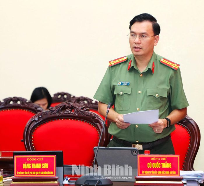 Đồng chí Đại tá Cù Quốc Thắng, Ủy viên Ban Thường vụ Tỉnh ủy, Giám đốc Công an tỉnh phát biểu tại hội nghị.