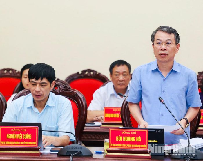 Đồng chí Bùi Hoàng Hà, Ủy viên Ban Thường vụ Tỉnh ủy, Phó Chủ tịch Thường trực HĐND tỉnh phát biểu tại hội nghị.