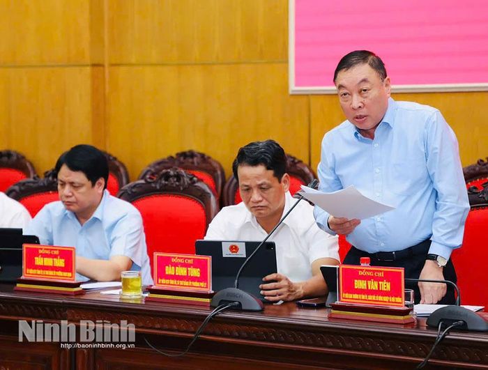 Đồng chí Đinh Văn Tiên, Ủy viên Ban Thường vụ Tỉnh ủy, Giám đốc Sở Nông nghiệp và Môi trường phát biểu tại hội nghị.