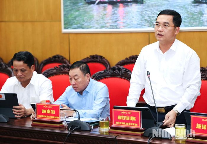 Đồng chí Nguyễn Văn Lượng, Ủy viên Ban Thường vụ Tỉnh ủy, Giám đốc Sở Xây dựng phát biểu tại hội nghị.