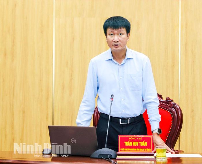 Đồng chí Trần Huy Tuấn, Ủy viên Trung ương Đảng, Bí thư Tỉnh ủy phát biểu kết luận hội nghị.