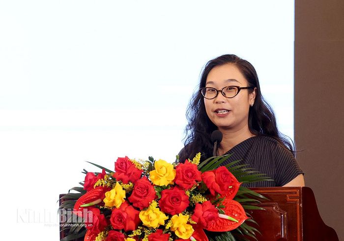 Thạc sĩ Lưu Hạnh Nguyên (Trường Đại học Kinh tế - Đại học Quốc gia Hà Nội) truyền đạt chuyên đề tại hội nghị.