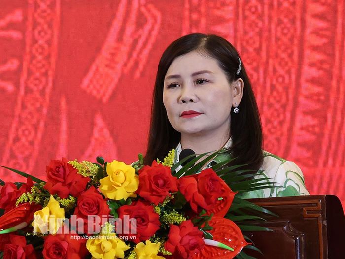 Đồng chí Nguyễn Thị Thu Thủy, Tỉnh ủy viên, Phó Bí thư Đảng ủy UBND tỉnh truyền đạt chuyên đề về bảo vệ nền tảng tư tưởng của Đảng, đấu tranh ngăn chặn, xử lý các thông tin xấu độc trên mạng xã hội.