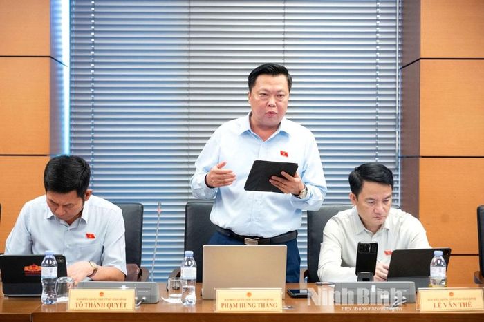 Đại biểu Phạm Hùng Thắng, Tỉnh ủy viên, Phó Trưởng Đoàn ĐBQH chuyên trách tỉnh Ninh Bình phát biểu thảo luận.