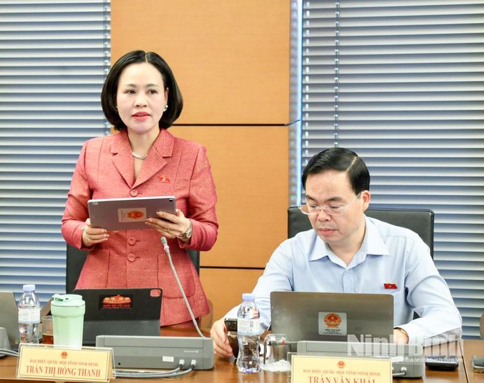 Đại biểu Trần Thị Hồng Thanh, Tỉnh ủy viên, Phó Trưởng Đoàn ĐBQH chuyên trách tỉnh Ninh Bình phát biểu thảo luận.