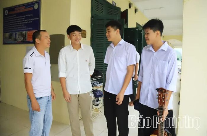 Cán bộ Trường Phổ thông dân tộc nội trú THPT Hòa Bình tuyên truyền, giáo dục học sinh những quy định của nhà trường và tác hại của thuốc lá.