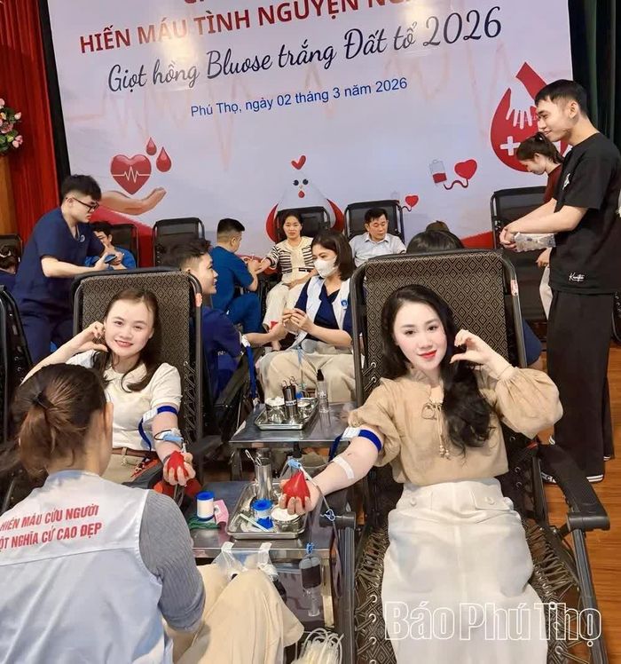 Các bác sĩ, nhân viên y tế Trung tâm Y tế khu vực Mai Châu tích cực tham gia Chương trình Giọt hồng blouse Đất Tổ.