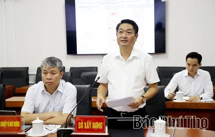 Lãnh đạo Sở Xây dựng báo cáo công tác quy hoạch đô thị, nông thôn và tình hình phát triển nhà ở xã hội trên địa bàn tỉnh.