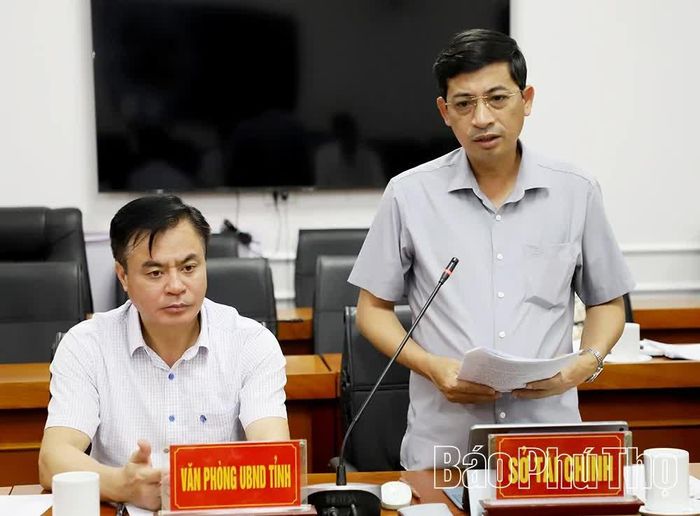 Đại diện lãnh đạo các sở, ngành tập trung phân tích, làm rõ những vướng mắc trong công tác quy hoạch, giải phóng mặt bằng và thủ tục đầu tư quỹ đất 20% nhà ở xã hội.