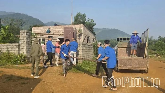 Đoàn viên thanh niên xã Mường Động hỗ trợ người dân bàn giao mặt bằng thi công Đường liên kết vùng.