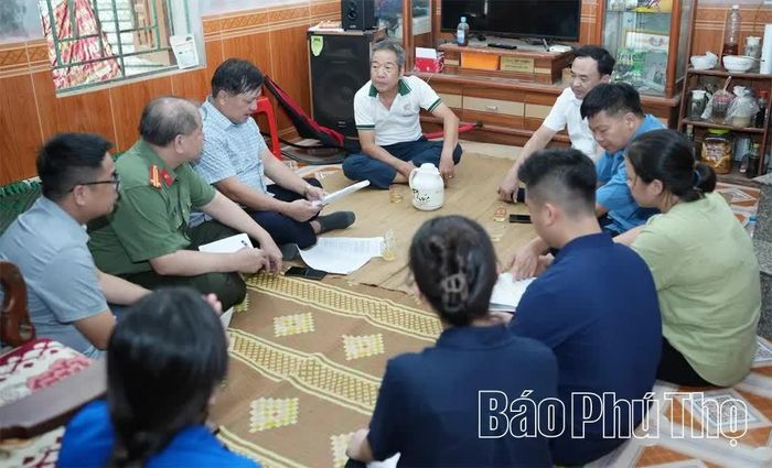 Tổ công tác tuyên truyền, vận động giải phóng mặt bằng xã Mường Động đến từng hộ dân tuyên truyền thực hiện Dự án đường liên kết vùng.