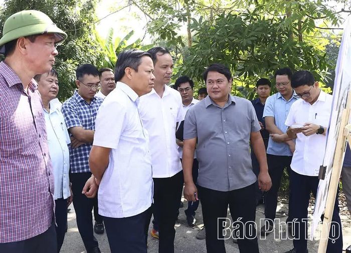 Đồng chí Phó Chủ tịch UBND tỉnh Phan Trọng Tấn kiểm tra tại vị trí xây dựng ga Sơn Đông.