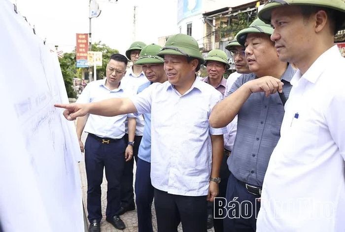 Đồng chí Phó Chủ tịch UBND tỉnh Phan Trọng Tấn kiểm tra tại vị trí xây dựng ga Phúc Yên.