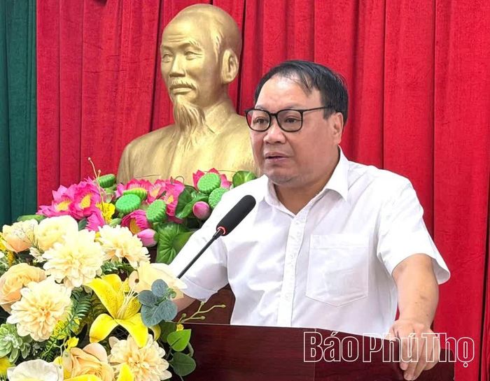 Lãnh đạo Hội Liên hiệp Văn học Nghệ thuật tỉnh phát biểu khai mạc lớp bồi dưỡng.