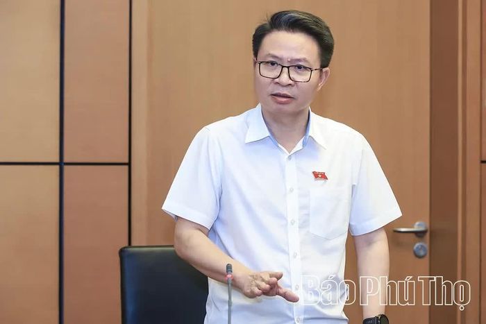 Đại biểu Quốc hội tỉnh Nguyễn Minh Tuấn thảo luận ở Tổ.
