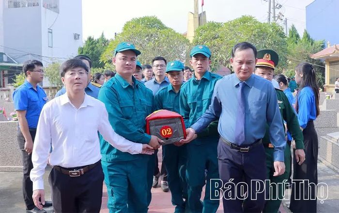 Các đại biểu thực hiện nghi thức an táng liệt sĩ.