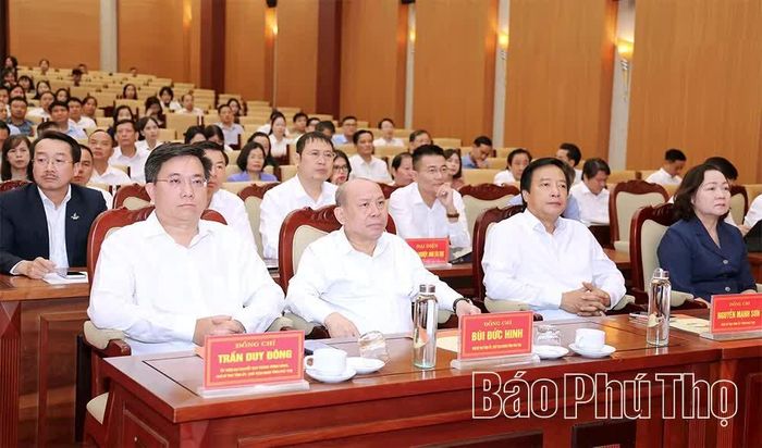 Các đại biểu dự chương trình.