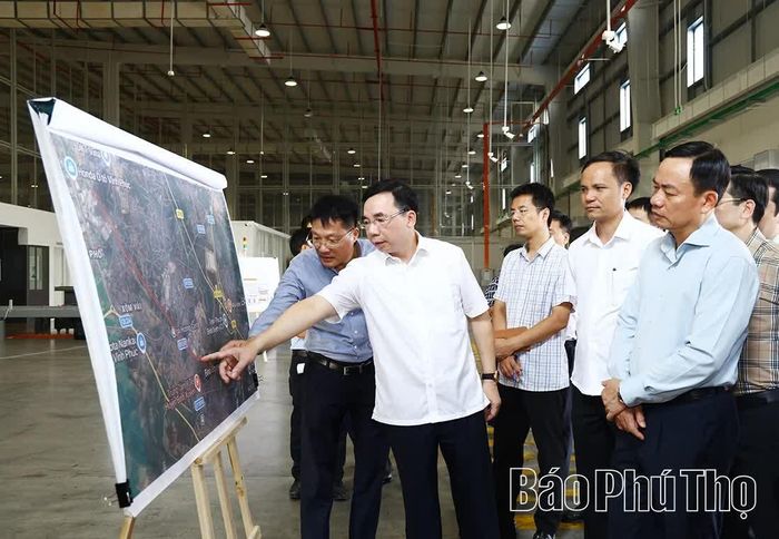 Đồng chí Phó Bí thư Tỉnh ủy Bùi Huy Vĩnh chỉ đạo các đơn vị liên quan đẩy nhanh tiến độ Dự án đường song song đường sắt Hà Nội - Lào Cai, tuyến phía Bắc, đoạn từ KCN Khai Quang đến đường 36m KCN Bình Xuyên đi KCN Bá Thiện.