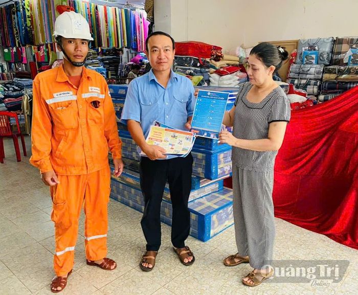 Cán bộ Điện lực Khe Sanh phổ biến kiến thức an toàn điện cho tiểu thương - Ảnh: K.S