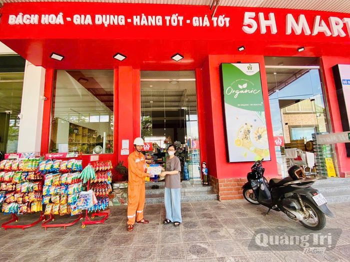 Tuyên truyền sử dụng điện an toàn và phòng, chống cháy nổ tại các cửa hàng trên địa bàn - Ảnh: K.S