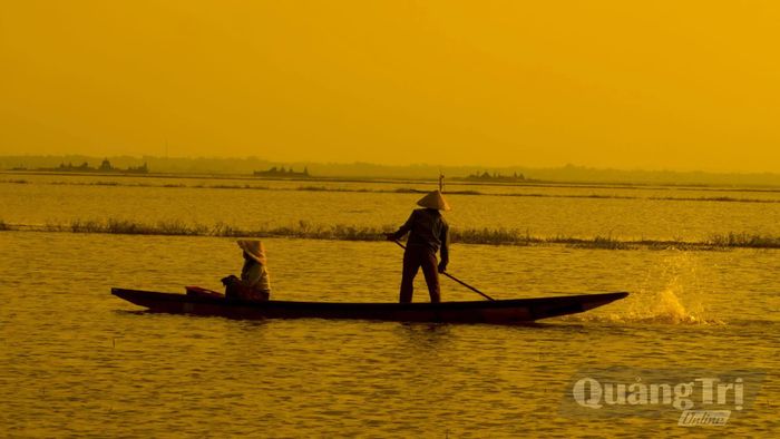 Người dân xứ “Ngũ Càng”, xã Nam Hải Lăng, Quảng Trị đánh bắt cá bằng lưới trong mùa lũ - Ảnh: P.T.L