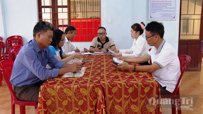 Tổ công nghệ số cộng đồng thôn Cổ Mỹ, xã Cửa Tùng trao đổi, triển khai các hoạt động phổ cập kỹ năng số cho người dân, góp phần xây dựng thôn thông minh - Ảnh: P.Q