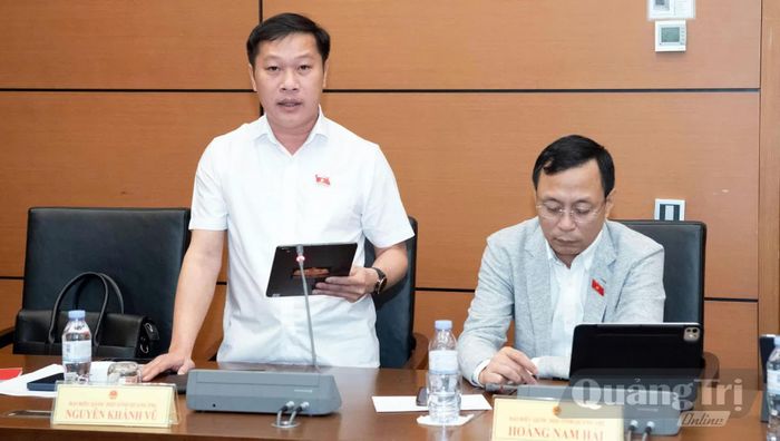 Đồng chí Nguyễn Khánh Vũ, Bí thư Đảng ủy, Chủ tịch HĐND phường Quảng Trị thảo luận tại tổ - Ảnh: CTV