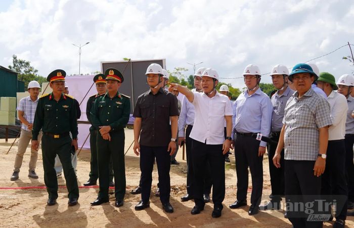 Đồng chí Lê Tiến Châu, Phó Thủ tướng Chính Phủ kiểm tra hiện trường dự án Trường Chính trị Lê Duẩn - Ảnh: C.H