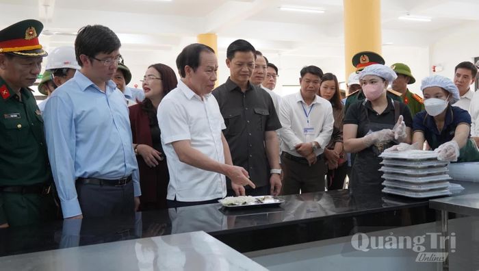 Kiểm tra suất ăn của học sinh tại bếp ăn nội trú của trường - Ảnh: C.H