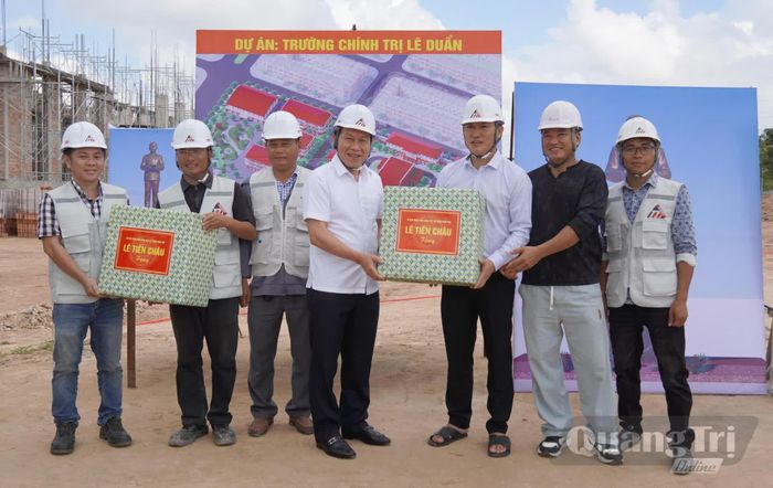 Đồng chí Lê Tiến Châu, Phó Thủ tướng Chính Phủ tặng quà, động viên công nhân, người lao động trên công trường - Ảnh: C.H