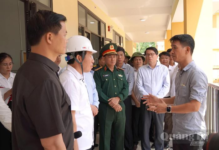 Nhà thầu báo cáo tiến độ thi công công trình Trường nội trú Tiểu học và THCS Đakrông - Ảnh: C.H