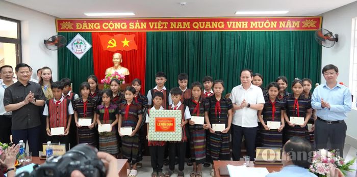 Đồng chí Lê Tiến Châu, Phó Thủ tướng Chính Phủ và lãnh đạo tỉnh tặng quà cho học sinh đang theo học tại Trường nội trú Tiểu học và THCS Đakrông - Ảnh: C.H