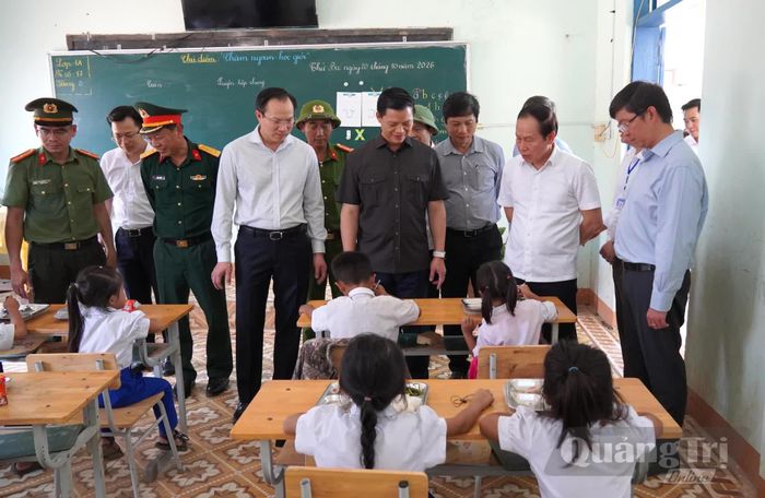 Thăm hỏi, động viên giáo viên, học sinh tại Trường Phổ thông Dân tộc bán trú THCS Pa Nang (cũ) ở xã Đakrông - Ảnh: C.H