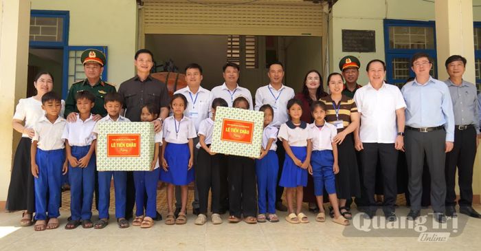 Tặng quà học sinh tại Trường Phổ thông Dân tộc bán trú THCS Pa Nang (cũ) ở xã Đakrông - Ảnh: C.H
