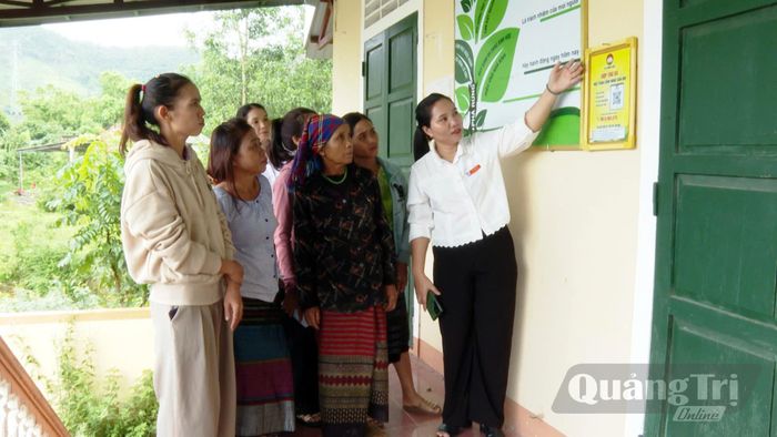 Hội Liên hiệp Phụ nữ xã Hướng Hiệp hướng dẫn người dân về mô hình Hộp thư số-Lắng nghe dân nói - Ảnh: H.Đ