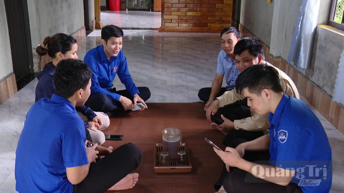 Đoàn Thanh niên hướng dẫn chuyển đổi số tại nhà dân - Ảnh: H.Đ