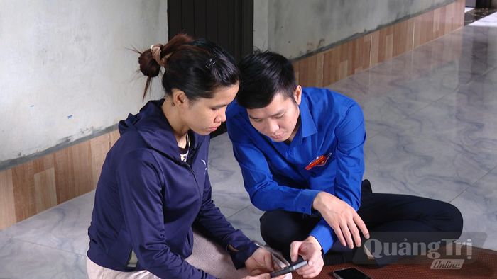 Đoàn Thanh niên cài đặt ứng dụng VNeID cho người dân - Ảnh: H.Đ