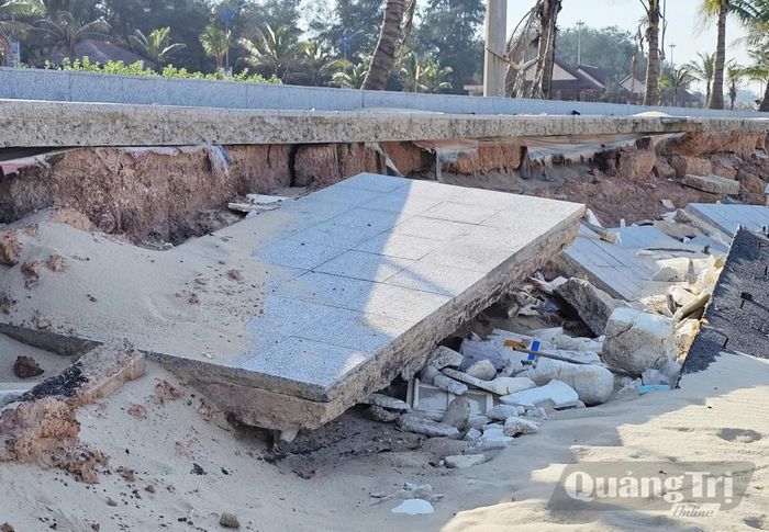 Kè bê tông dọc bờ biển thuộc công trình Bãi tắm công cộng Trung Giang bị sóng biển làm hư hỏng - Ảnh: B.T