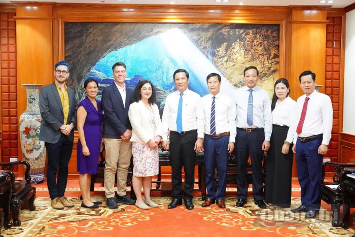 Đồng chí Hoàng Nam, Phó Chủ tịch Thường trực UBND tỉnh cùng bà Rachel Schiller và các thành viên đoàn công tác chụp ảnh lưu niệm - Ảnh: N.L