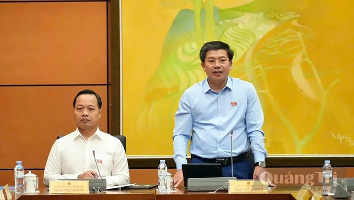Đồng chí Trần Vũ Khiêm, Phó Bí thư Thường trực Tỉnh ủy, Trưởng đoàn đại biểu Quốc hội tỉnh thảo luận về dự án Luật Thực hiện dân chủ ở cơ sở (sửa đổi) - Ảnh: C.T.V