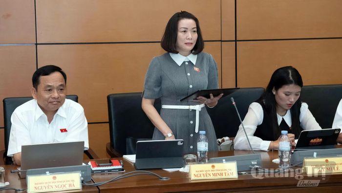 Đồng chí Nguyễn Minh Tâm, Phó trưởng đoàn chuyên trách Đoàn đại biểu Quốc hội tỉnh thảo luận tại tổ - Ảnh: C.T.V