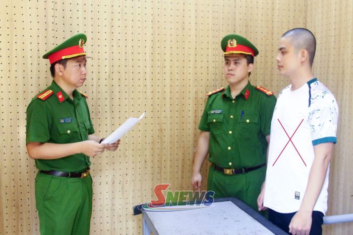 Cơ quan Cảnh sát điều tra Công an tỉnh thi hành các quyết định tố tụng đối với đối tượng Quàng Văn Tân.Ảnh: Công an cung cấp. 