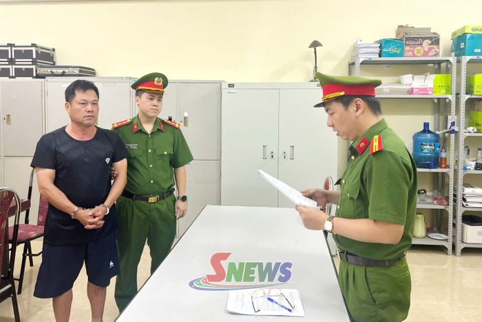 Cơ quan Cảnh sát điều tra Công an tỉnh Sơn La thi hành các quyết định tố tụng đối với đối tượng Dương Đức Thắng liên quan đến lừa đảo xin việc.Ảnh: Công an cung cấp