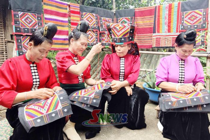 Thành viên trong CLB Văn hóa dân tộc Thái, xã Tạ Khoa thêu khăn piêu.