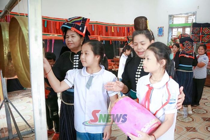 Học sinh trải nghiệm các nhạc cụ dân tộc.