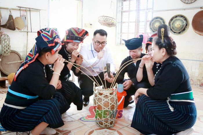 Giao lưu bên chum rượu cần tại không gian văn hóa dân tộc Thái xã Tạ Khoa.