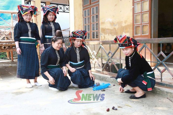 Tó mák lẹ - trò chơi dân gian truyền thống của dân tộc Thái, xã Tạ Khoa.